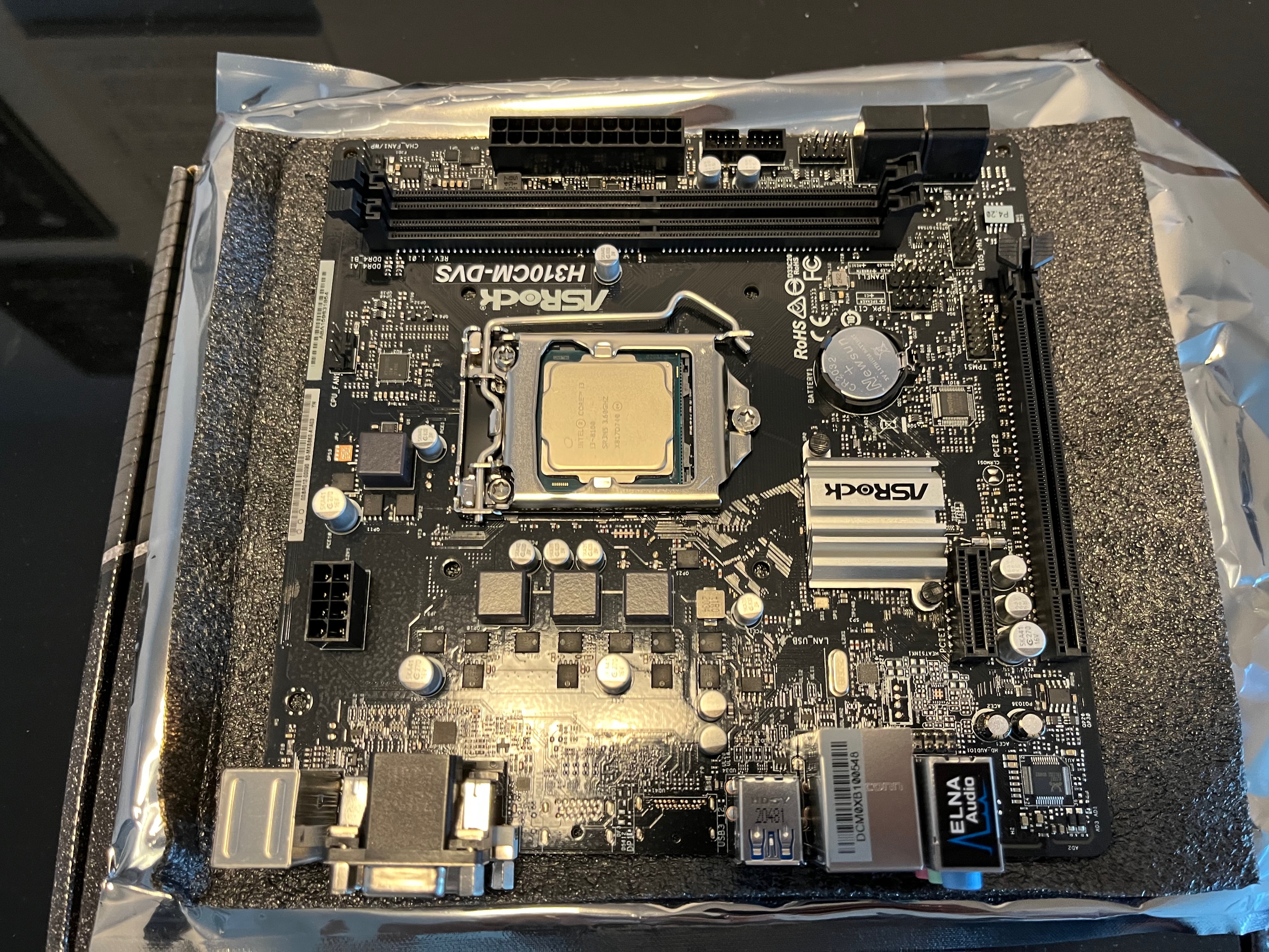 Zuerst wird der Prozessor auf dem Mainboard installiert.