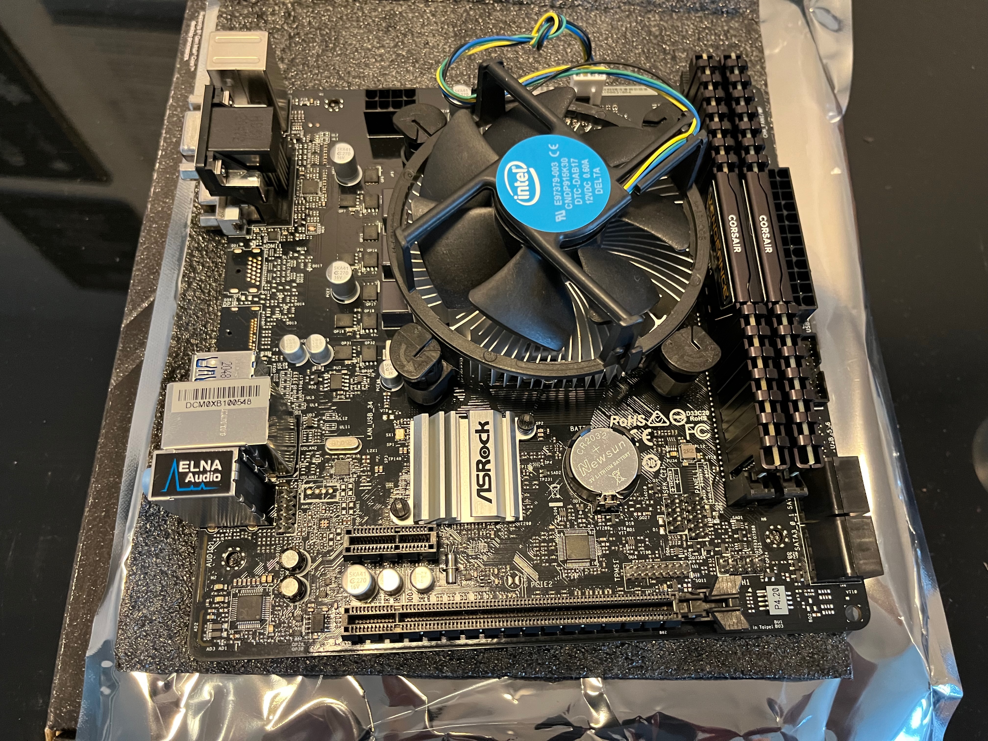 Auf den Prozessor müssen wir den Kühler platzieren und die RAM-Riegel müssen eingesteckt werden.