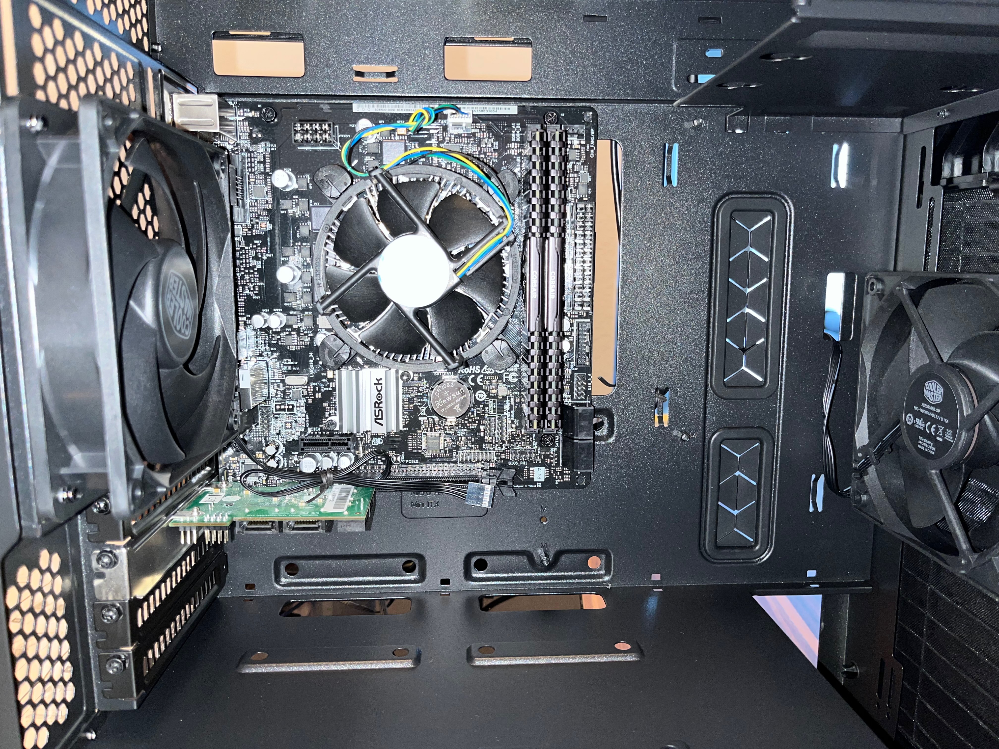 Nun können wir das Mainboard im Gehäuse festschrauben.
