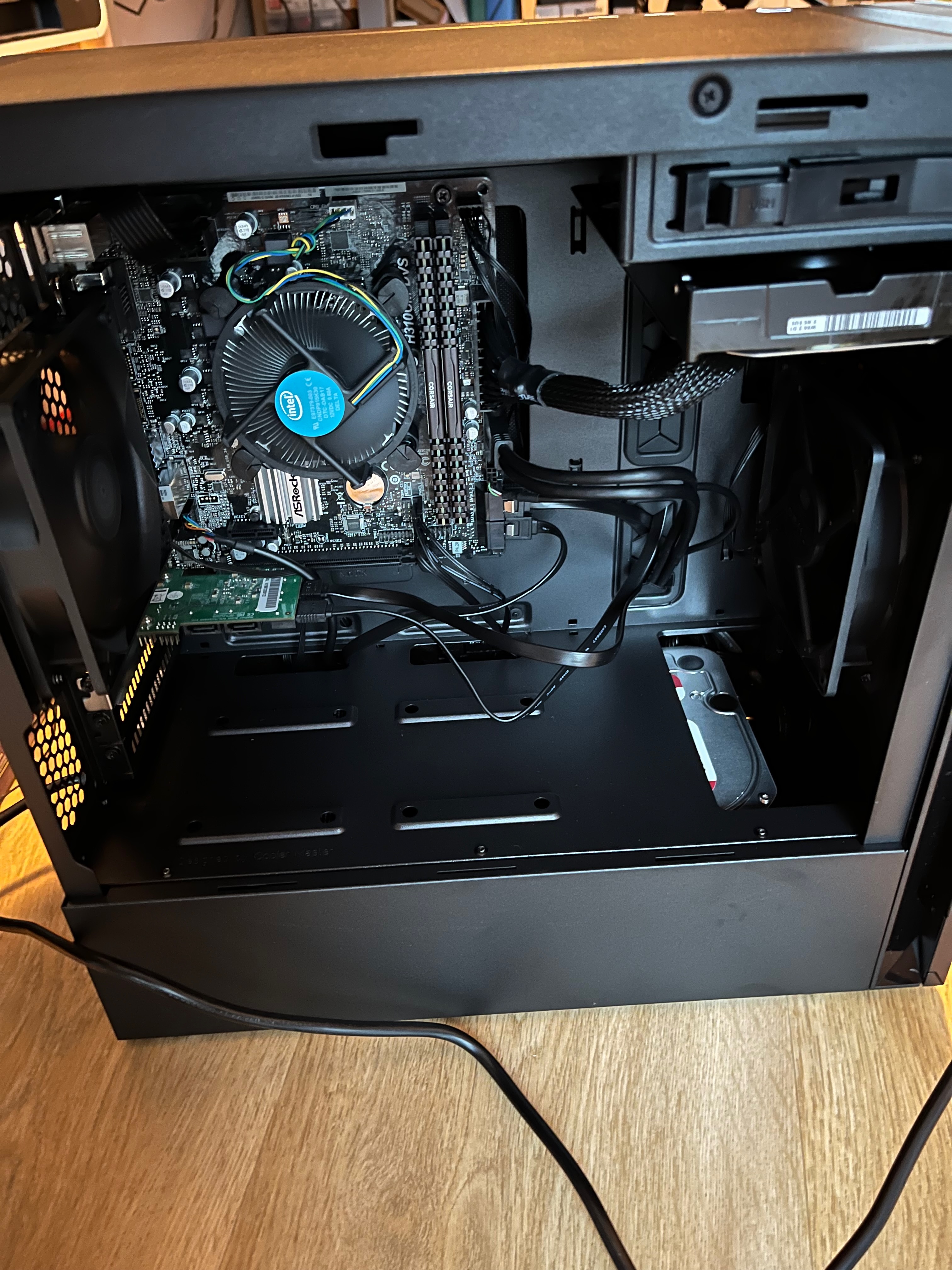 Zum Schlus muss noch alles verkabelt werden. Die letzte Festplatte ist in diesem Gehäuse rechts oben eingebaut und zu sehen. Ebenfalls ist links unten auf dem Mainbaord die zusätzliche PCIe-Sata-Karte zu sehen, die es mir ermöglicht vier weitere Festplatten oder SSDs anzuschließen.